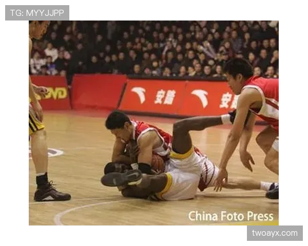 争球时如何判定犯规影响对方争球能力的规则拆解